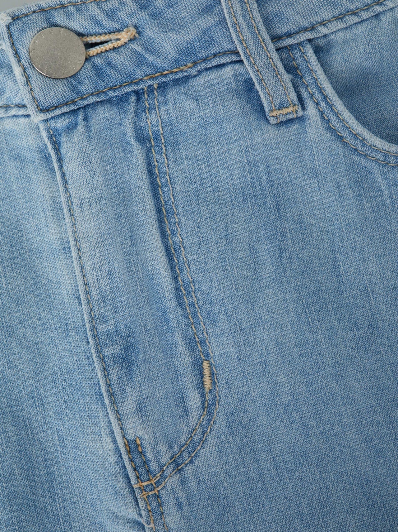 Gina Chambray Short in Dakota