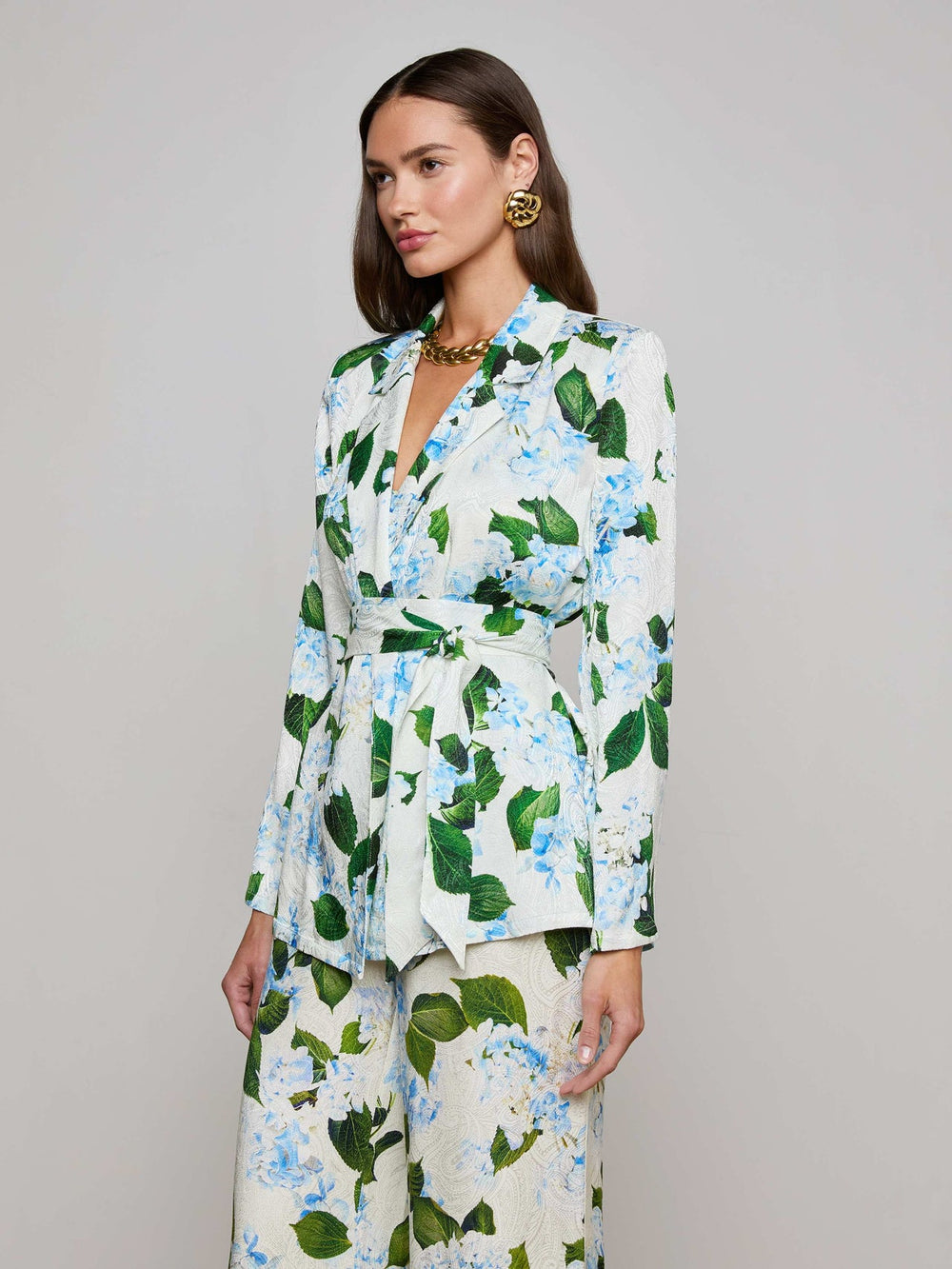 Ciara Satin Robe Top in Ivory/Light Blue Large Hydrangea
