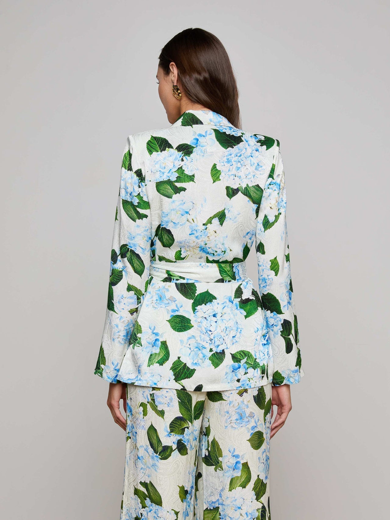 Ciara Satin Robe Top in Ivory/Light Blue Large Hydrangea