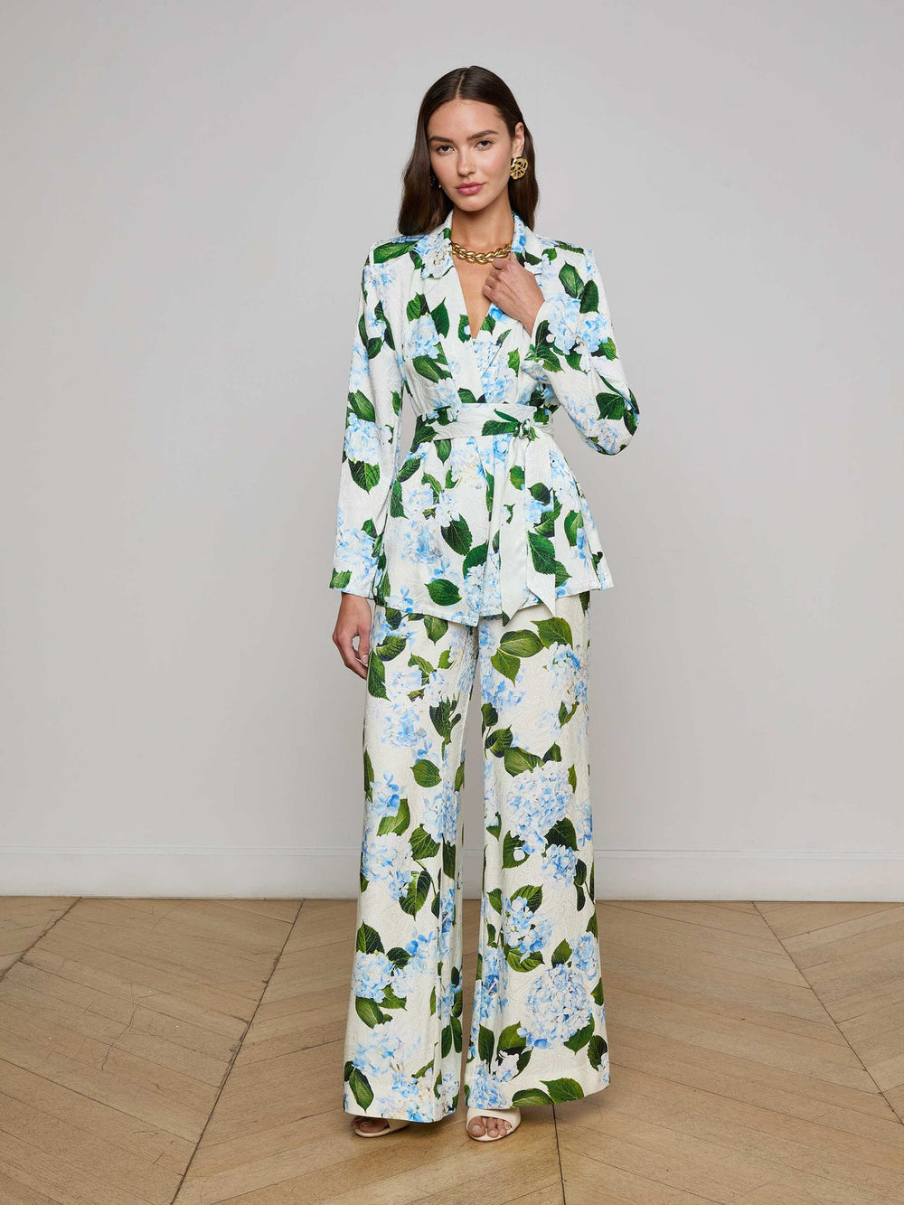 Ciara Satin Robe Top in Ivory/Light Blue Large Hydrangea