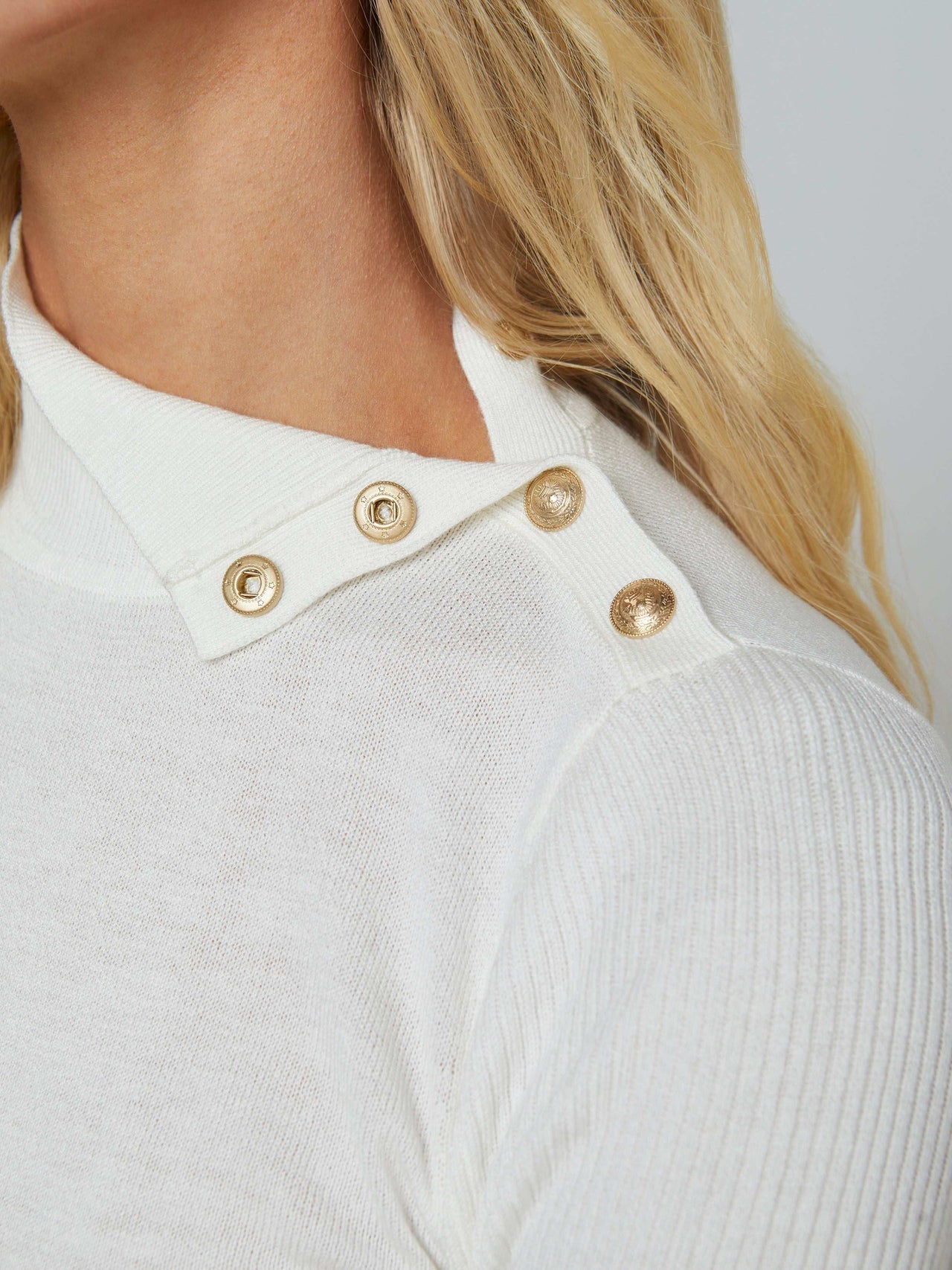 Kamdyn Cropped Turtleneck in Ivory/Gold