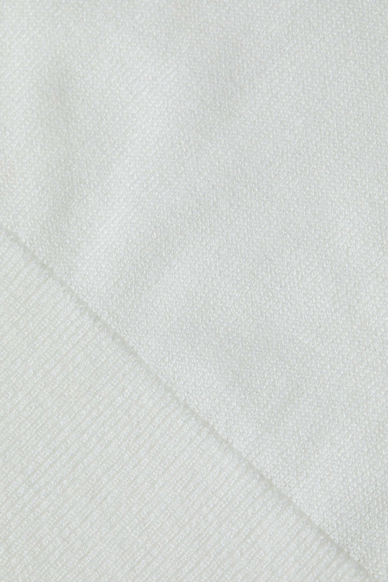 Kamdyn Cropped Turtleneck in Ivory/Gold